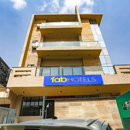 Fabhotel Clarks Suites Noida Exterior photo