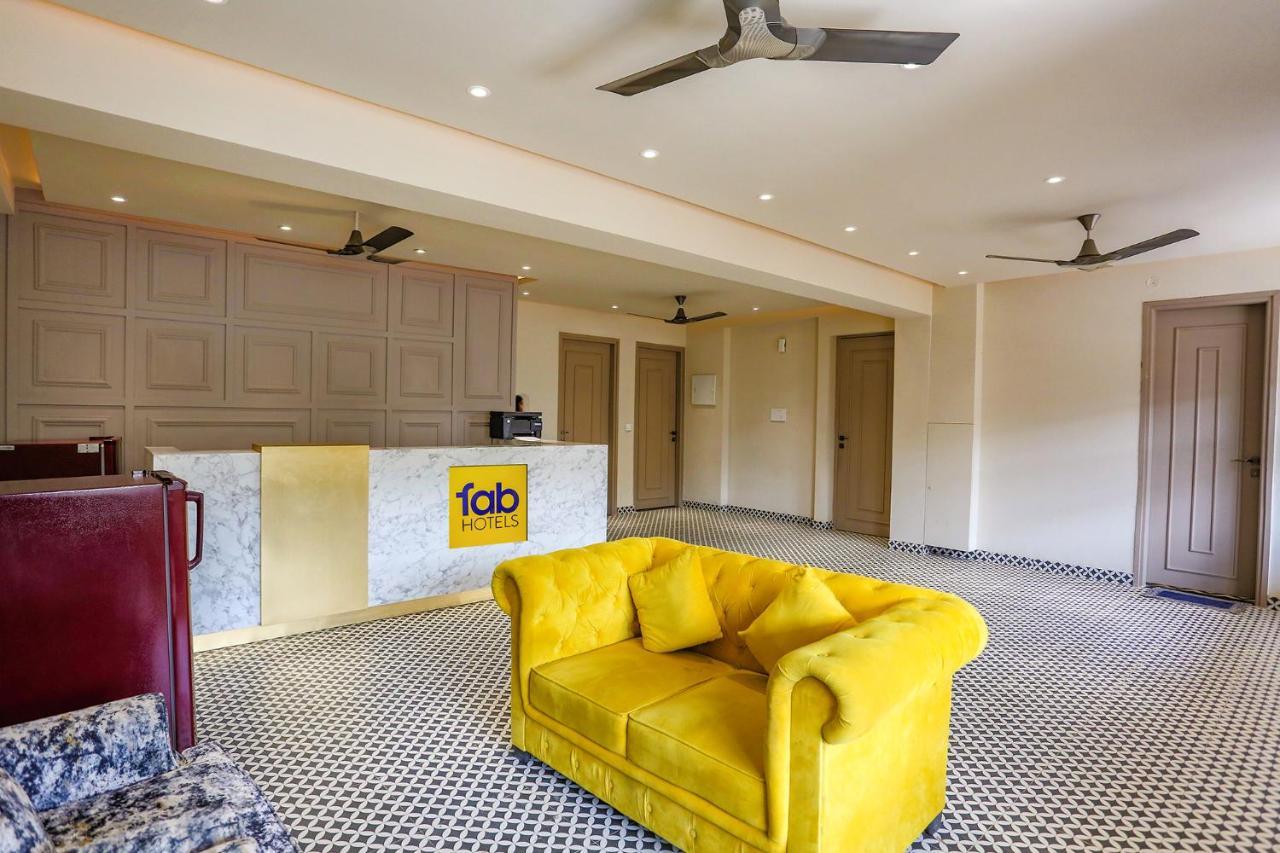Fabhotel Clarks Suites Noida Exterior photo
