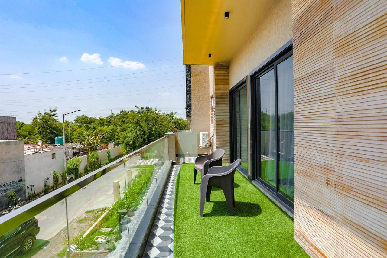 Fabhotel Clarks Suites Noida Exterior photo