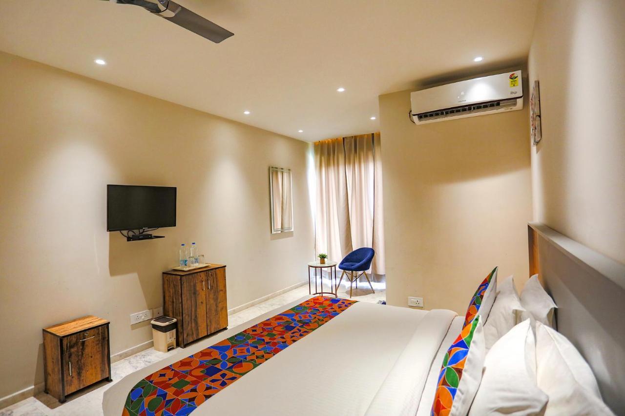 Fabhotel Clarks Suites Noida Exterior photo