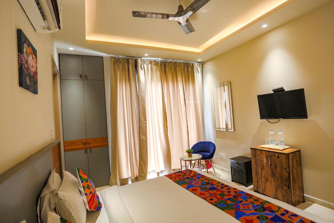 Fabhotel Clarks Suites Noida Exterior photo