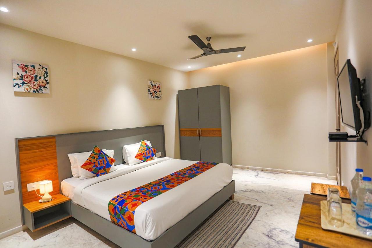 Fabhotel Clarks Suites Noida Exterior photo